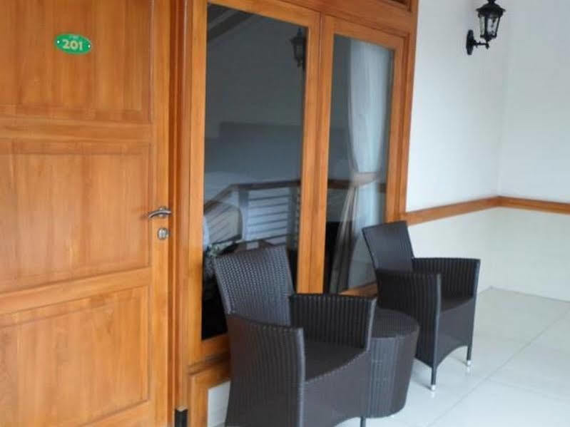 Oyo 1210 Nice Guesthouse Bandung Buitenkant foto
